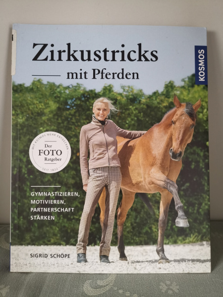 Zirkustricks mit Pferden: Gymnastizieren, Motivieren, Partnerschaft stärken - Sigrid Schöpe